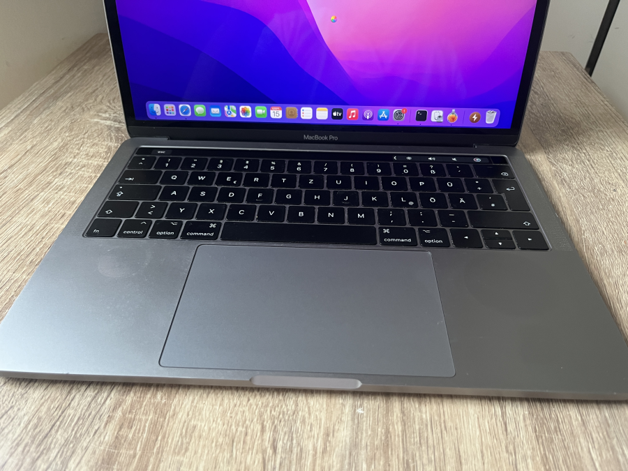 Apple MacBook Pro 14,2 13" Retina  Touchbar 2017 i7-7567U 3.50GHz 16GB (2x8GB ) / 500 SSD , sötétszürke